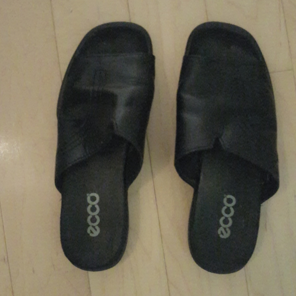 Ecco Black Leather Slip On Flat Sandal 6M